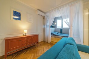 Studio, Balcony, City View | Living room