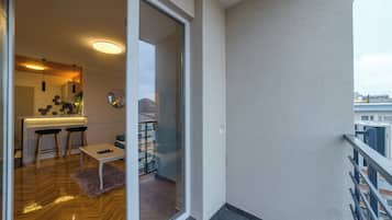 Estudio, balcón, vista a la ciudad | Balcón