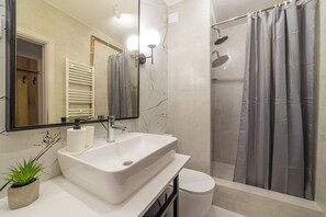 Studio, plusieurs chambres, balcon, vue ville | Salle de bain