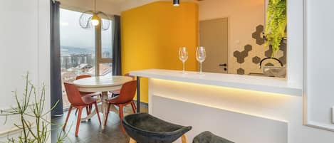 Studio, Balcony, City View | Dining room
