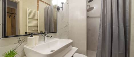 Studio, Balcony, City View | Bathroom