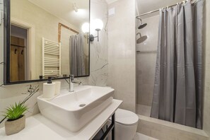 Studio, balcon, vue ville | Salle de bain