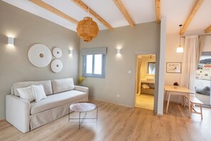 Leilighet – junior, sjøutsikt | Oppholdsområde | Flatskjerm-TV