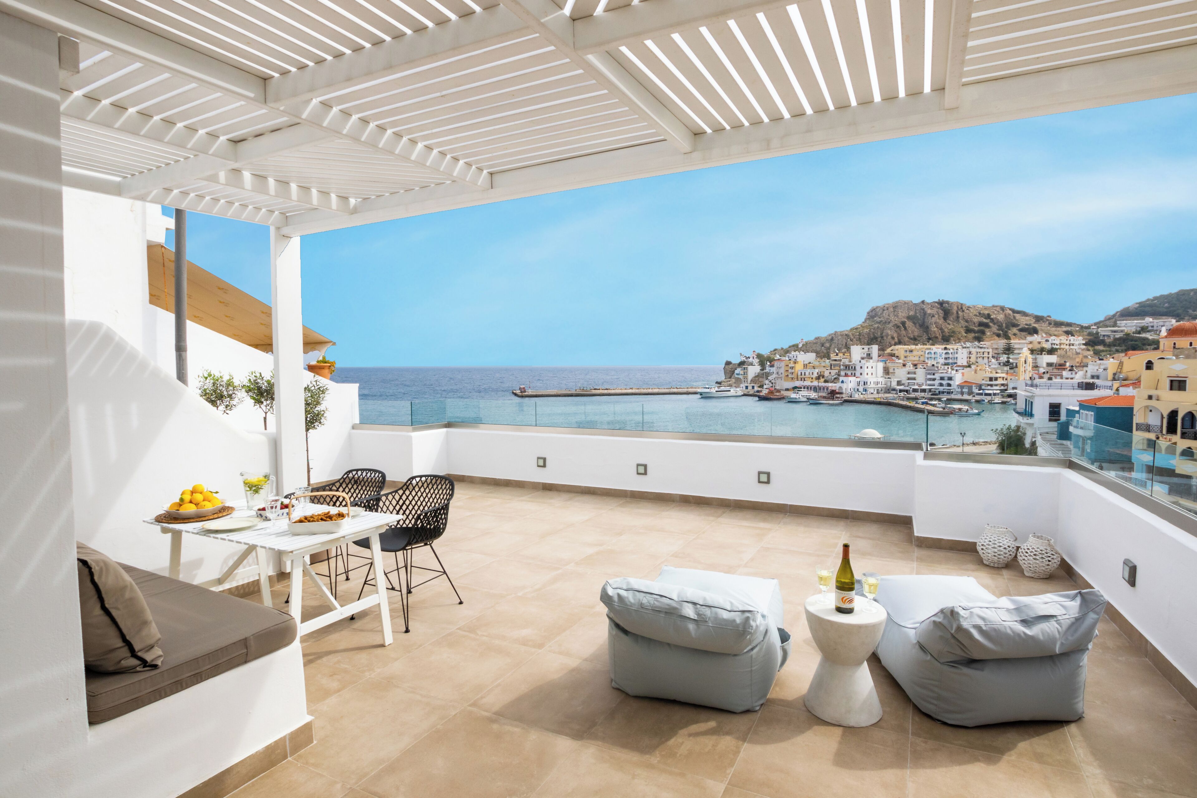 Un balcón con vistas al mar y a un pueblo.