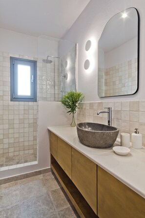 Departamento ejecutivo, vista al mar | Baño | Secadora de cabello, toallas, jabón, shampoo