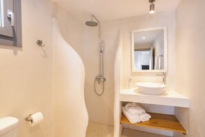 Junior appartement, uitzicht op zee | Badkamer | Een haardroger, handdoeken, zeep, shampoo