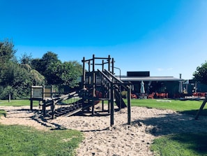 Children's area - Sunny house close to the dunes and the sea. Families with children and dogs. (Warmenhuizen)