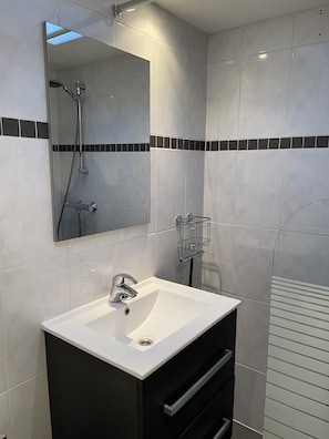 Shower, hair dryer, soap, toilet paper - Sunny house close to the dunes and the sea. Families with children and dogs. (Warmenhuizen)