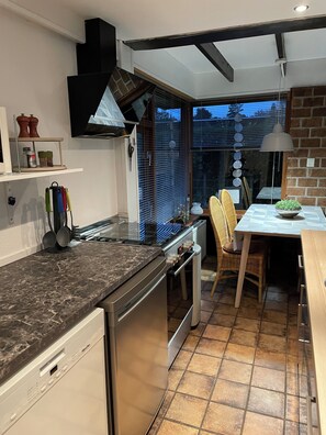 冷蔵庫、電子レンジ、オーブン、コンロ