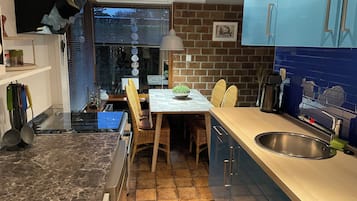 Een koelkast, een magnetron, een oven, een kookplaat