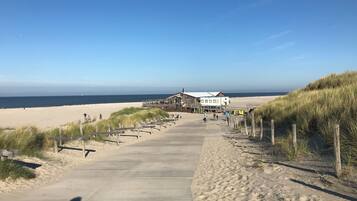 Vlak bij het strand, ligstoelen aan het strand