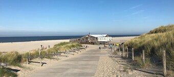 Sunny house close to the dunes and the sea. Families with children and dogs.