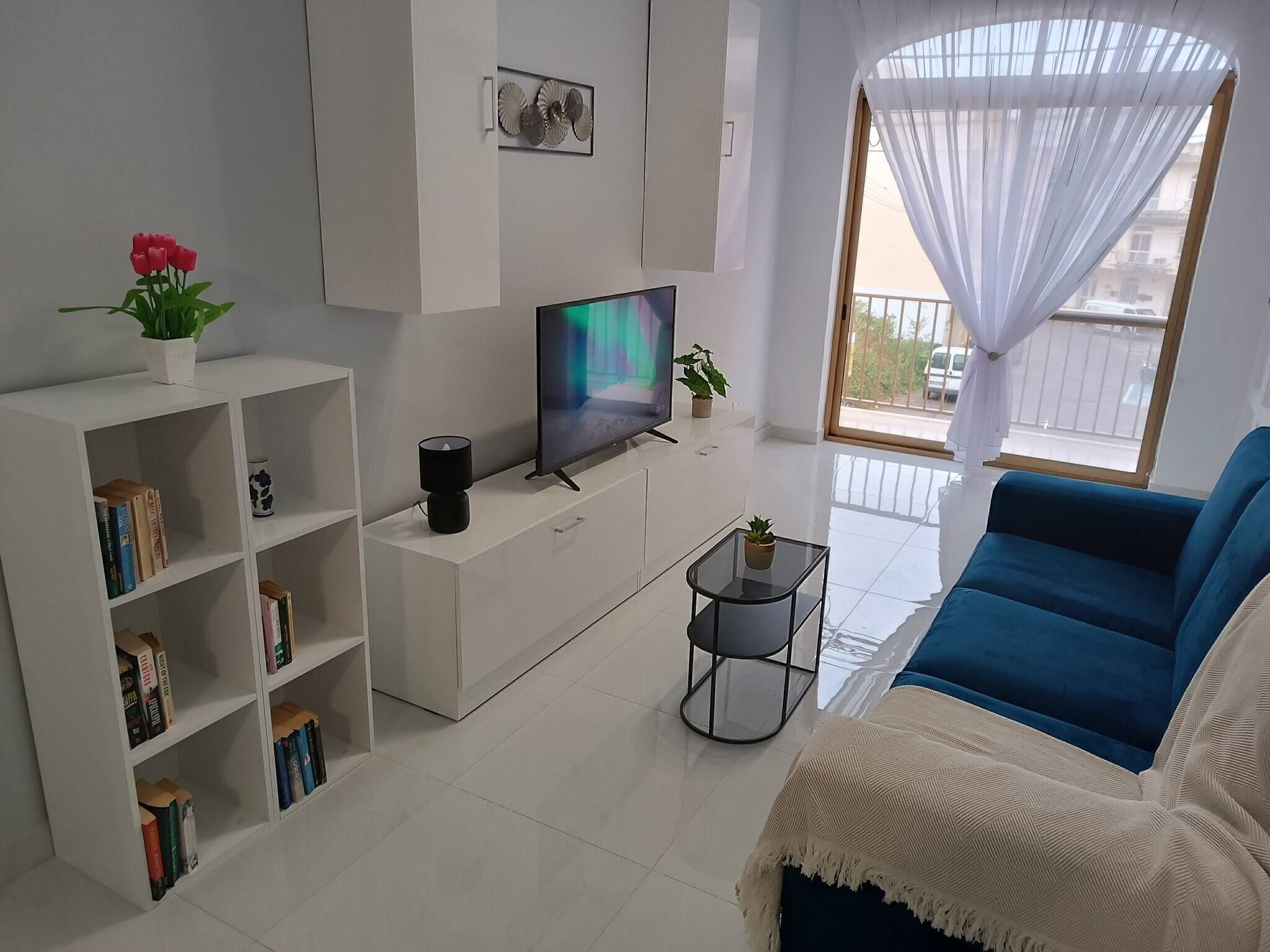 Apartment, 2 Bedrooms, Balcony | Living room | Books