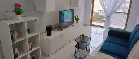 Apartment, 2 Bedrooms, Balcony | Living room | Books