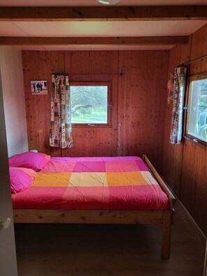 2 habitaciones, tabla de planchar con plancha y ropa de cama 