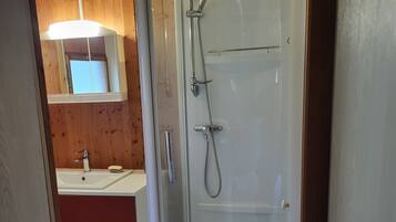 Douche, sèche-cheveux, serviettes fournies, savon