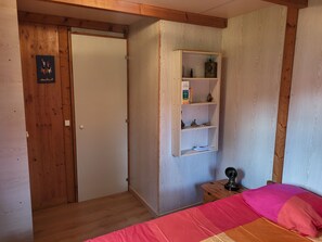 2 chambres, fer et planche à repasser, literie fournie