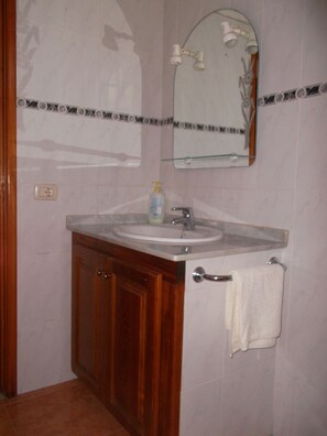 Ferienhaus, 2 Schlafzimmer, Raucher, Terrasse | Badezimmer