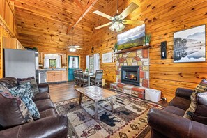 智能電視、壁爐、足球機