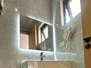 Deluxe Double or Twin Room, City View | Bathroom - L' ASUNCION HOTEL (Baybay City)