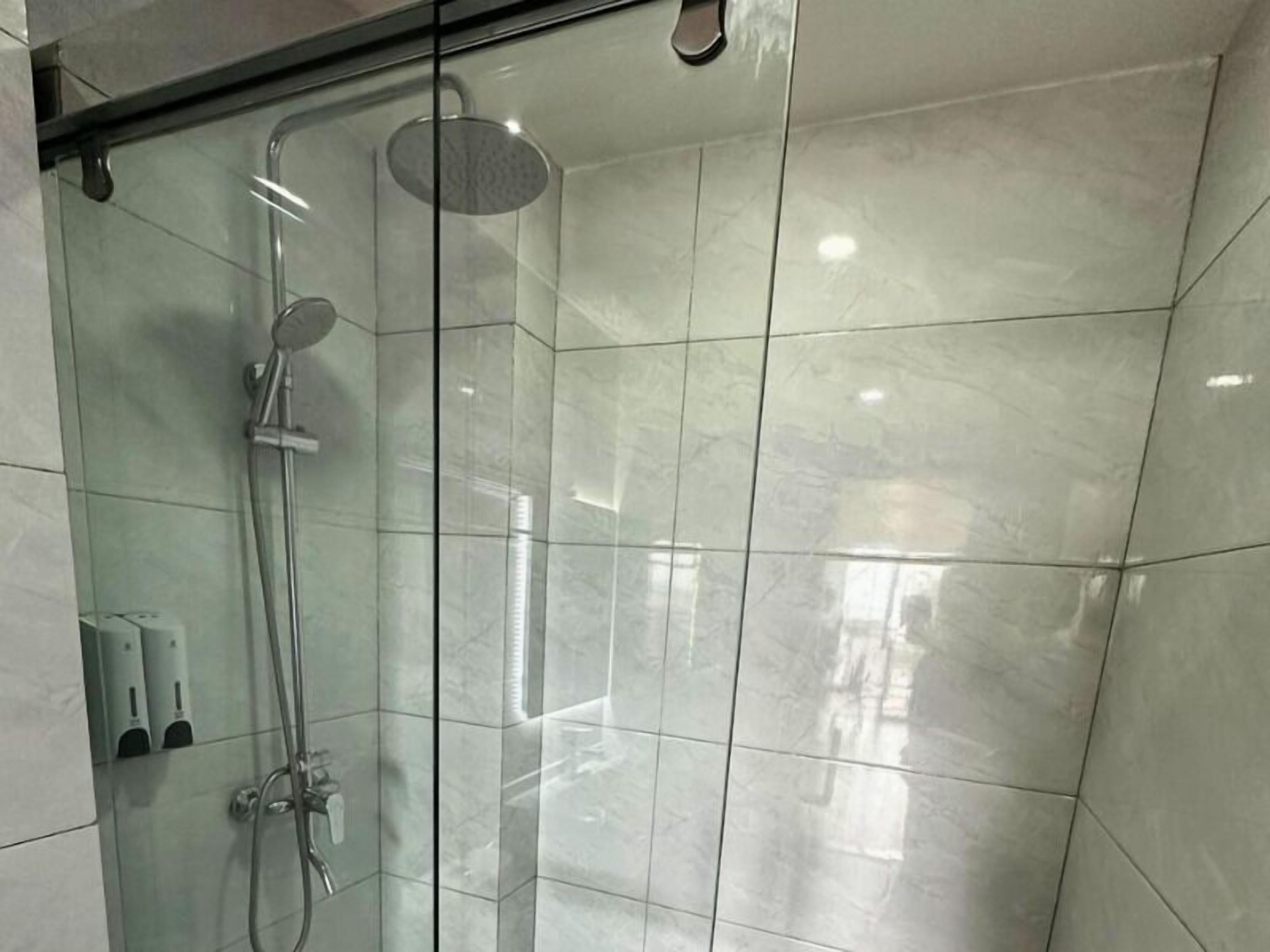 Deluxe-Zimmer, Stadtblick | Badezimmer | Dusche, Haartrockner, Handtücher, Seife