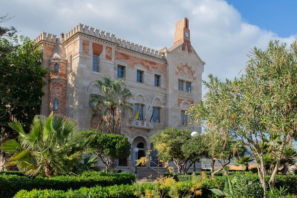 Exterior - MARETTIMO Superior Room with Balcony on the Square (Favignana)