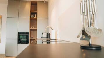 Fridge, oven, stovetop, dishwasher