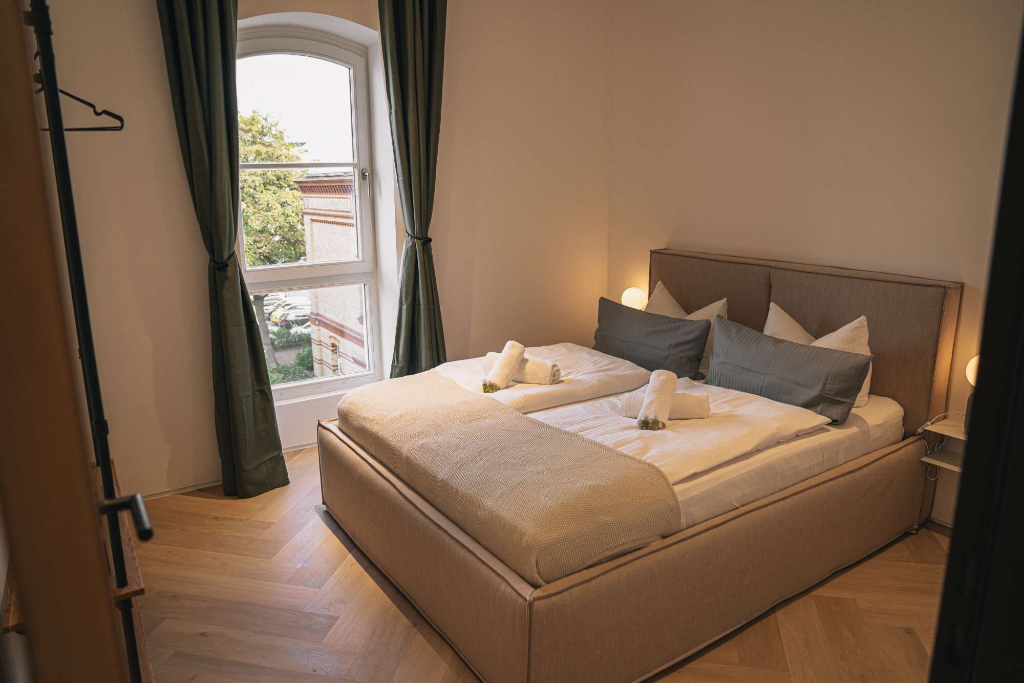 Ein Doppelbett mit Kopfteil, zwei Kissen und einer Decke.