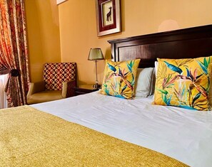 Desk, laptop workspace, iron/ironing board, free WiFi - Madlula's Guesthouse (Pietermaritzburg)