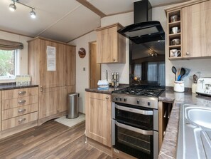 Mikrobølgeovn, oppvaskmaskin, brødrister og høy barnestol