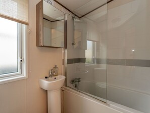 Bathroom - Beautiful private villa for 4 guests with TV and terrace (Aviemore)