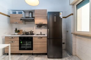 Kühlschrank, Ofen, Herdplatte, Wasserkocher mit Kaffee-/Teezubehör