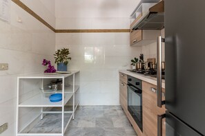 冷蔵庫、オーブン、コンロ、コーヒー / ティーメーカー