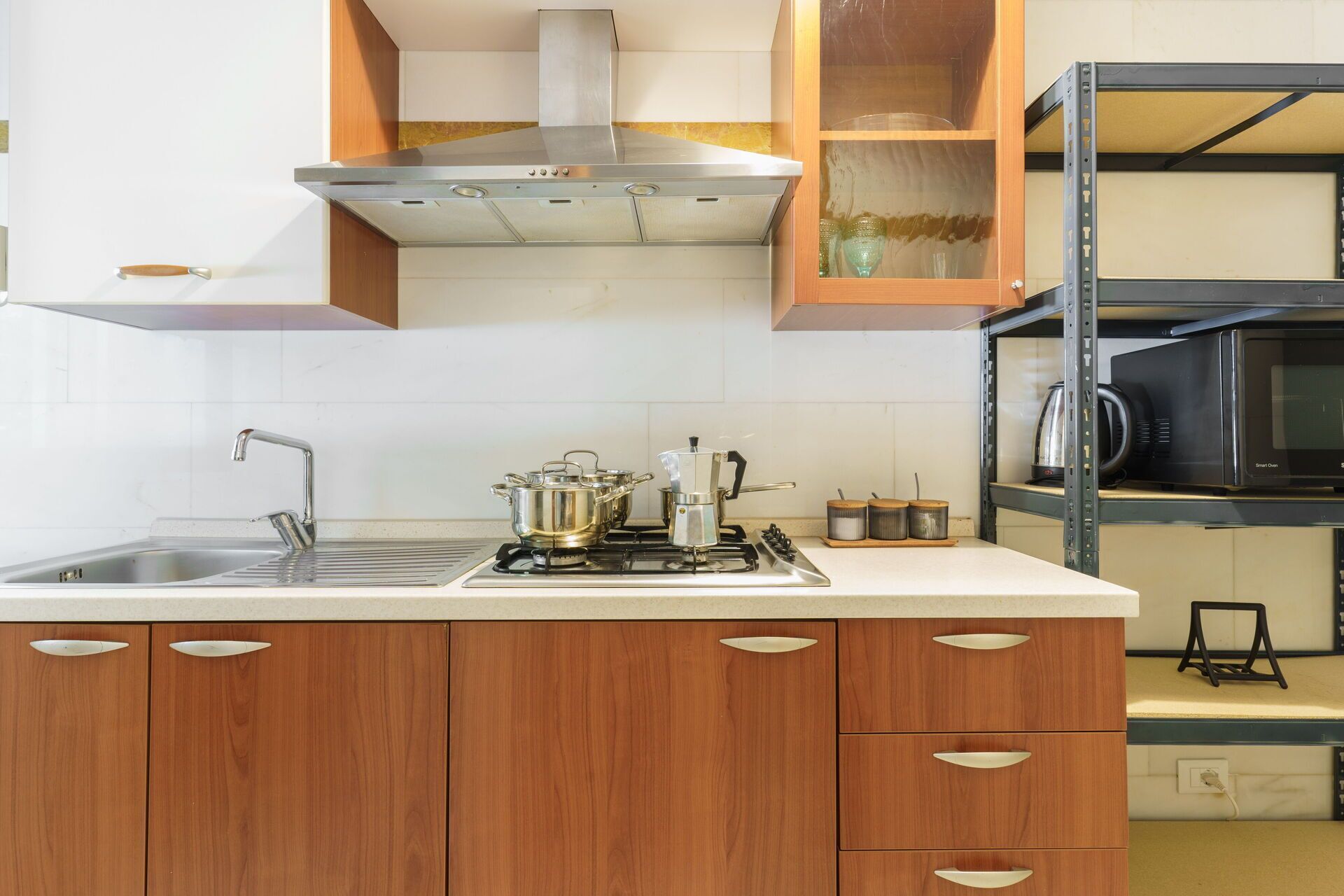 Kühlschrank, Ofen, Herdplatte, Wasserkocher mit Kaffee-/Teezubehör