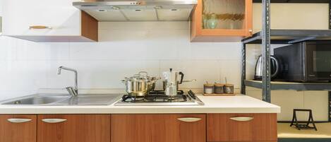 Kühlschrank, Ofen, Herdplatte, Wasserkocher mit Kaffee-/Teezubehör