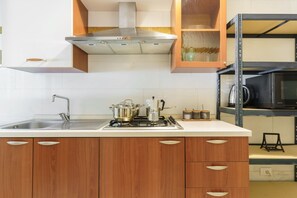 Refrigerador, horno, parrilla de estufa y cafetera y tetera 