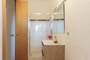 Dusche, Haartrockner, Bidet, Handtücher