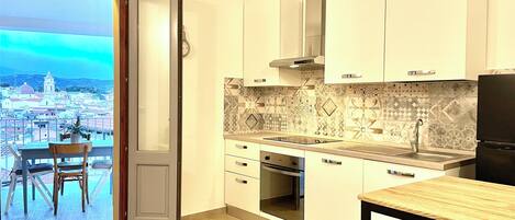 Køleskab, ovn, kogeplade, brødrister