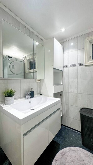Departamento, 2 habitaciones, balcón, vista al jardín | Baño