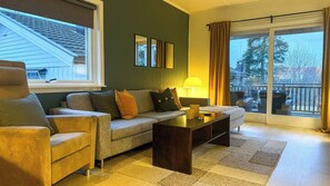 อพาร์ทเมนท์, 2 ห้องนอน, ระเบียง, วิวสวน | ห้องนั่งเล่น
