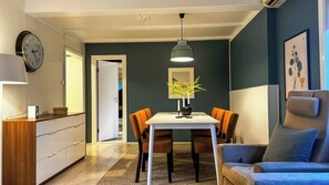 อพาร์ทเมนท์, 2 ห้องนอน, ระเบียง, วิวสวน | ห้องรับประทานอาหาร
