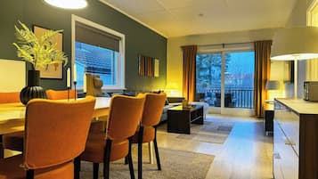 Apartment, 2 Bedrooms, Balcony, Garden View | Dining room