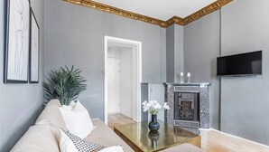 A modern living room with a sofa, coffee table, and a fireplace. - Big and Bright Apartment in the Center (Oslo)