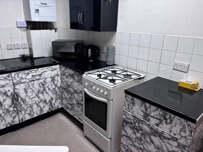 Apartment | Private kitchen | Fridge, microwave, oven, stovetop - 1br-sleeps4-35mintocentrallondon-40mintoheathrow (London)