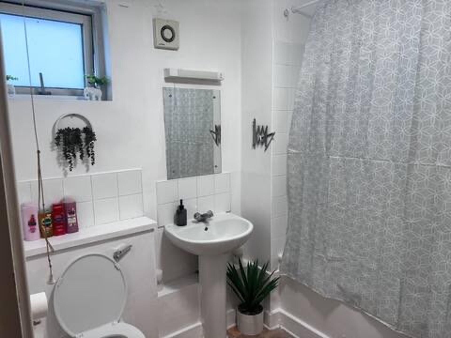 Apartment | Bathroom | Combined shower/bathtub, deep-soaking bathtub, free toiletries
