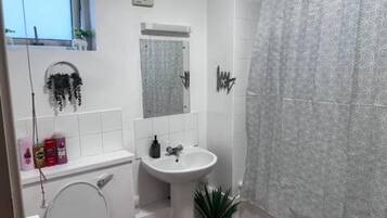 Apartment | Bathroom | Combined shower/bathtub, deep-soaking bathtub, free toiletries