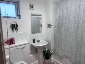 Apartment | Bathroom | Combined shower/tub, deep soaking tub, free toiletries, hair dryer