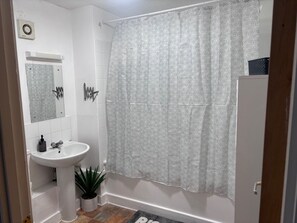 Apartment | Badezimmer | Duschwanne, Komfortbadewanne, kostenlose Toilettenartikel, Haartrockner