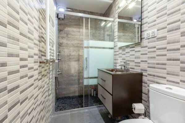 Douche, sèche-cheveux, serviettes fournies, savon