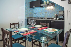 Fridge, oven, stovetop, coffee/tea maker